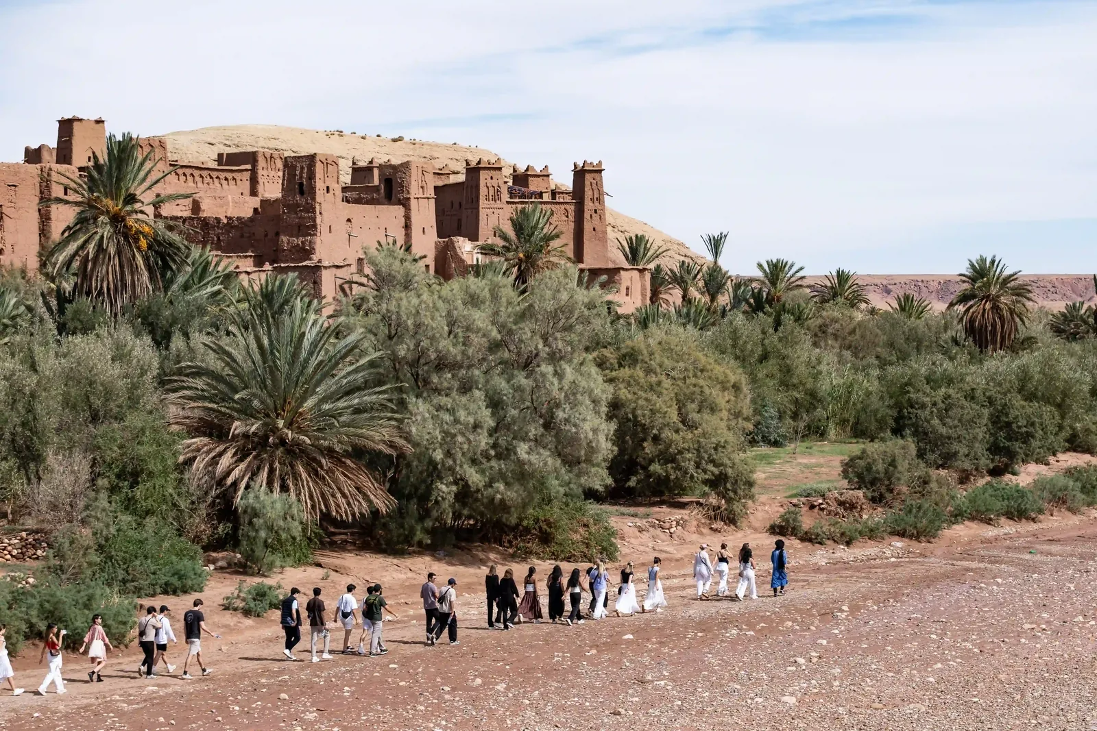 Marche collective au pied du ksar